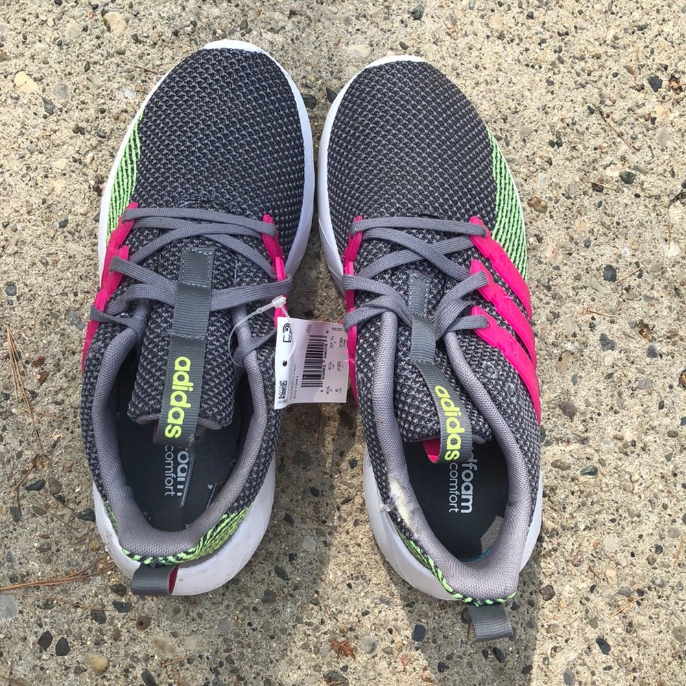 Tennis shoes